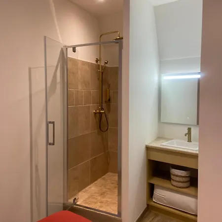 Apartment Du Vieux Poussan